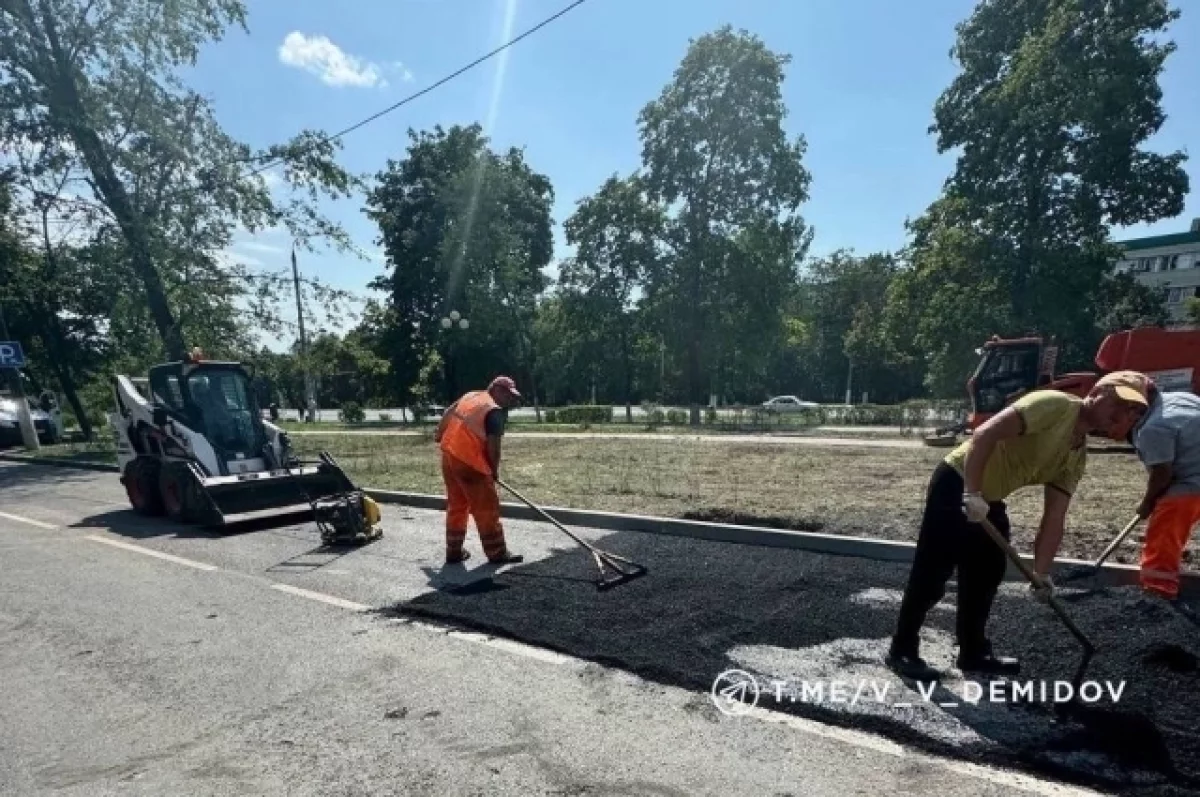 При обстреле в Белгороде сильно пострадало покрытие проезжей части дороги0