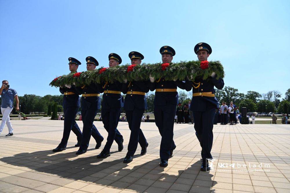 К главному памятнику музея-заповедника Прохоровское поле – Звоннице возложили цветы