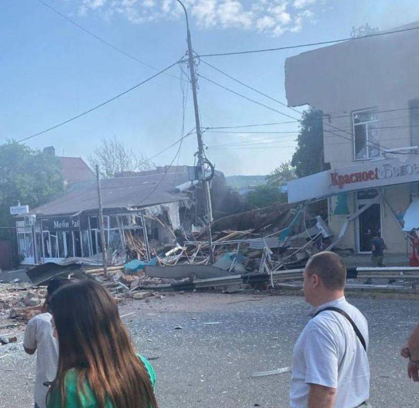 Главное к этому часу:. Взрыв произошёл в торговом центре в городе Апшеронск Краснодарского края. Здание полностью разрушено...