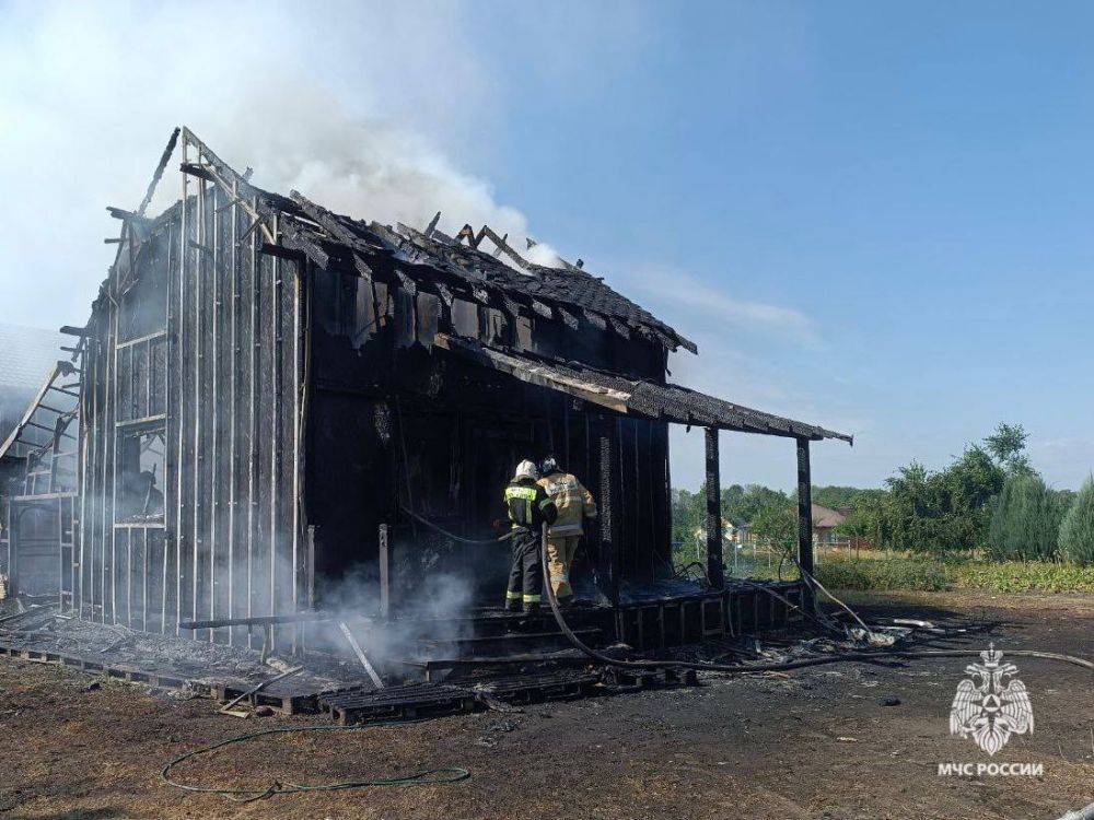 В настоящее время пожар ликвидирован, пострадавших нет