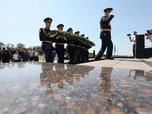 К Звоннице на Прохоровском поле возложили цветы