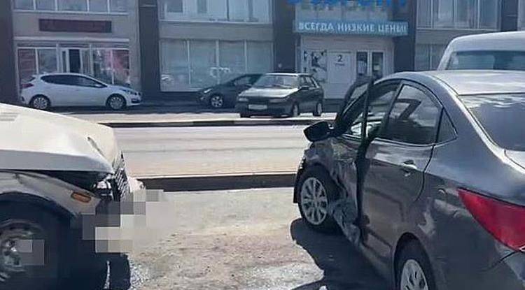 В Белгороде пьяный водитель протаранил дорожный знак и 3 авто