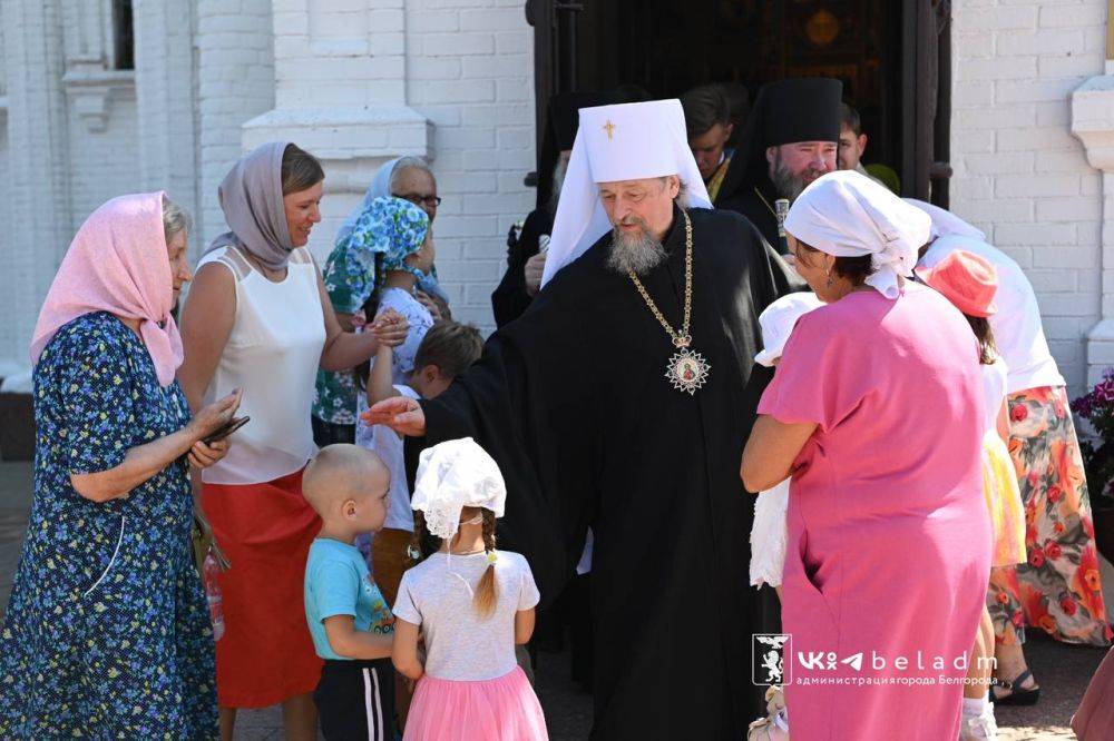 Сегодня утром по традиции в храме в честь святых первоверховных апостолов Петра и Павла состоялось праздничное богослужение