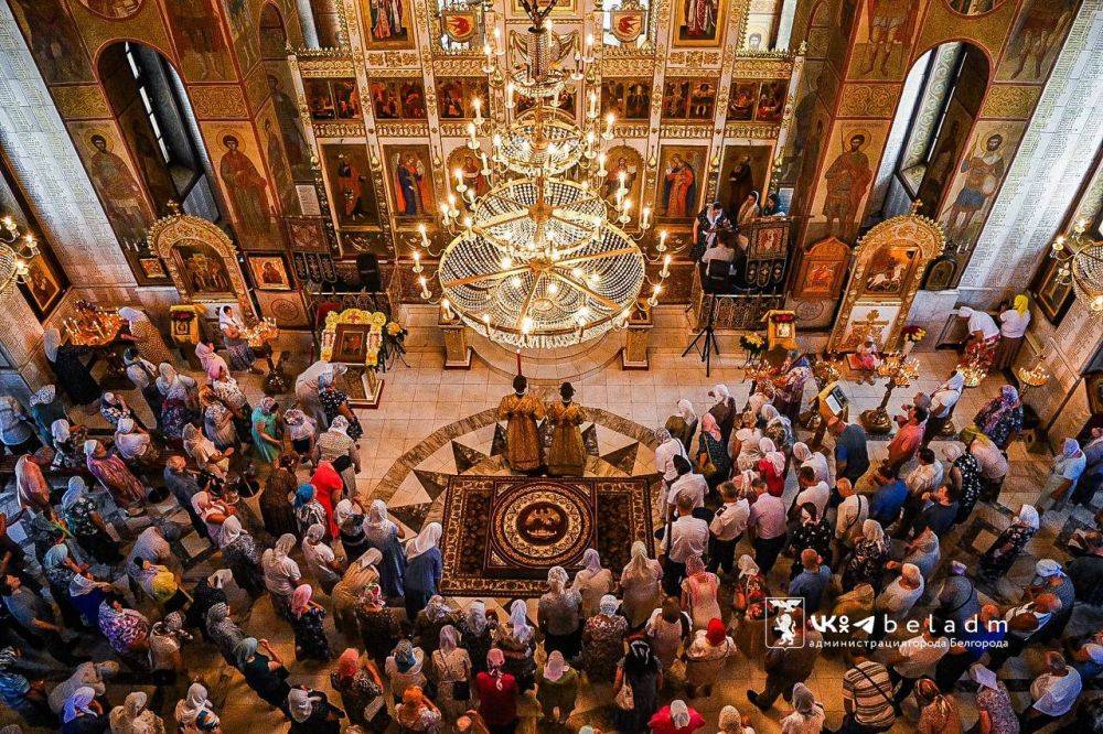 Сегодня утром по традиции в храме в честь святых первоверховных апостолов Петра и Павла состоялось праздничное богослужение