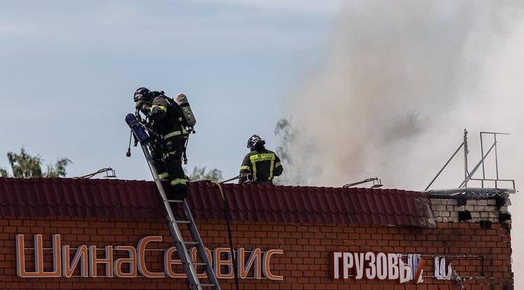 Очевидцы рассказали о пожаре на складе шин станции техобслуживания в Белгороде