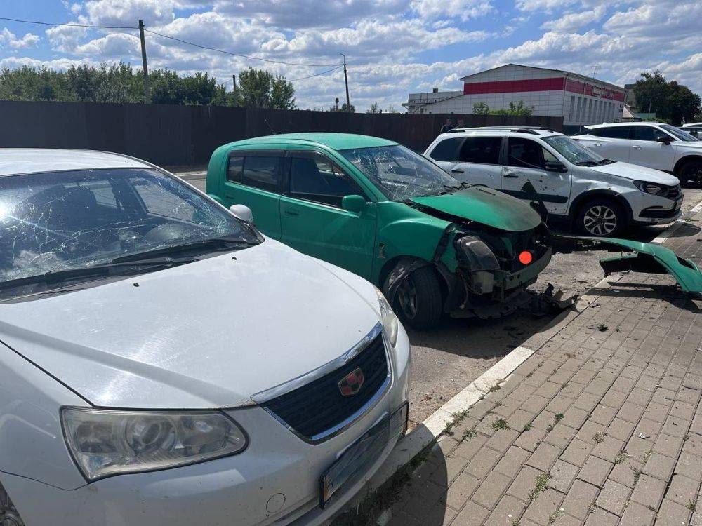 Три автомобиля повреждены из-за атаки беспилотников на поселок Борисовка под Белгородом, пострадавших нет, сообщил губернатор