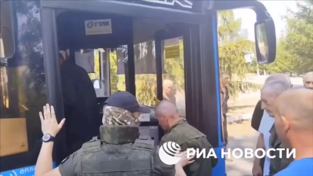 «Доча, я в России!» В Сети появилось видео с освобождёнными из плена ВСУ военными0