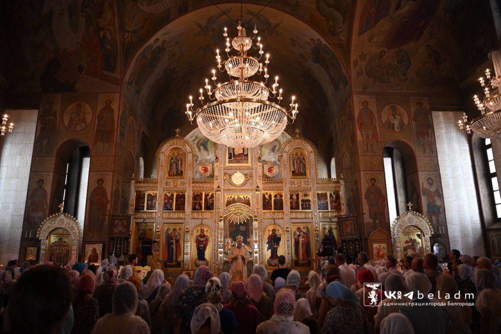 Сегодня утром по традиции в храме в честь святых первоверховных апостолов Петра и Павла состоялось праздничное богослужение