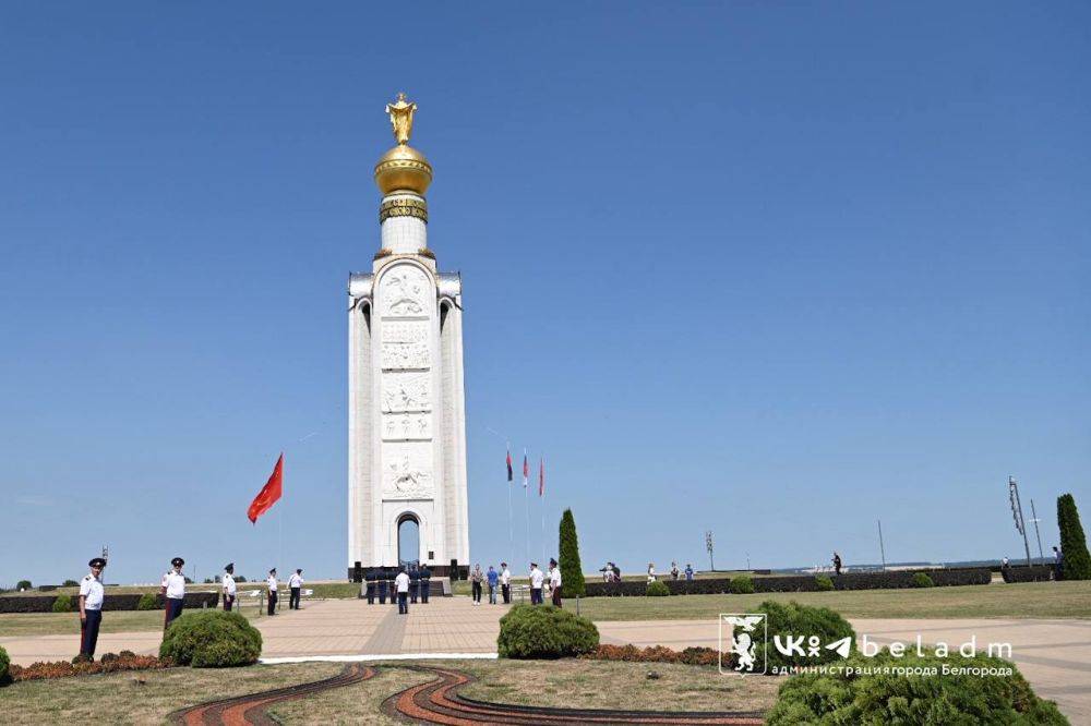 К главному памятнику музея-заповедника Прохоровское поле – Звоннице возложили цветы