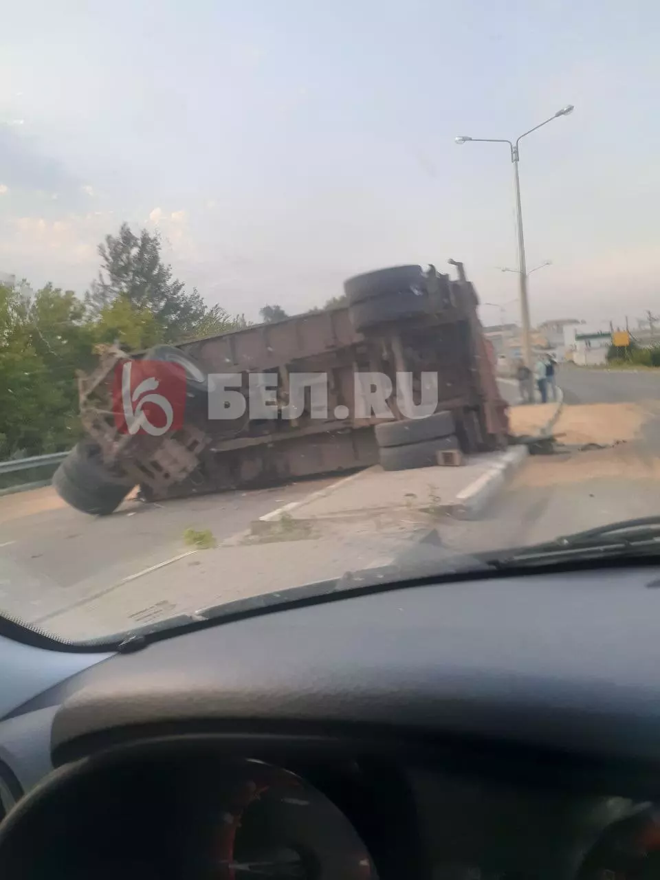 Грузовик перевернулся в Белгороде0