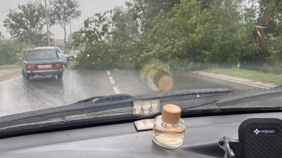 Непогода вновь обрушилась на Белгородскую область: фото и видео очевидцев12