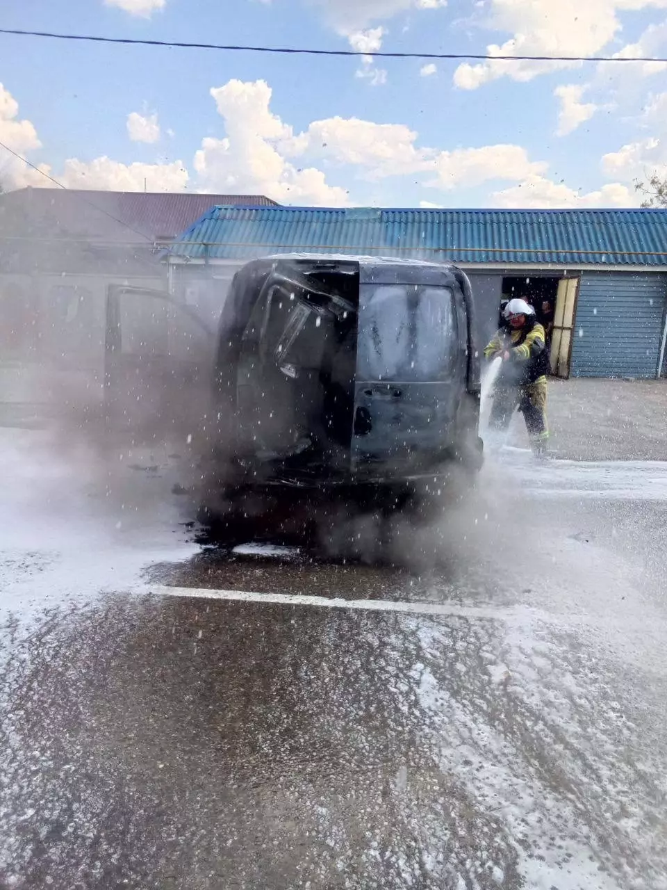 Один дрон врезался в дом белгородцев, другой упал и взорвался — вспыхнуло авто5