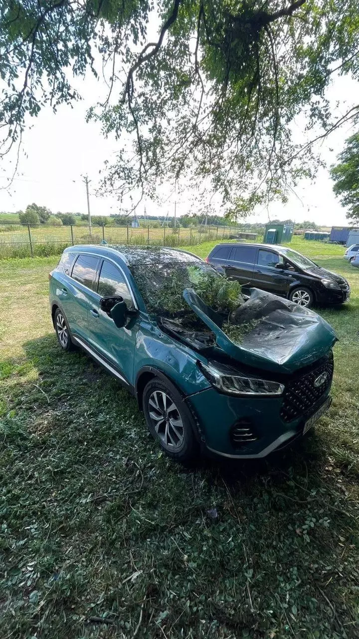 Один дрон врезался в дом белгородцев, другой упал и взорвался — вспыхнуло авто6