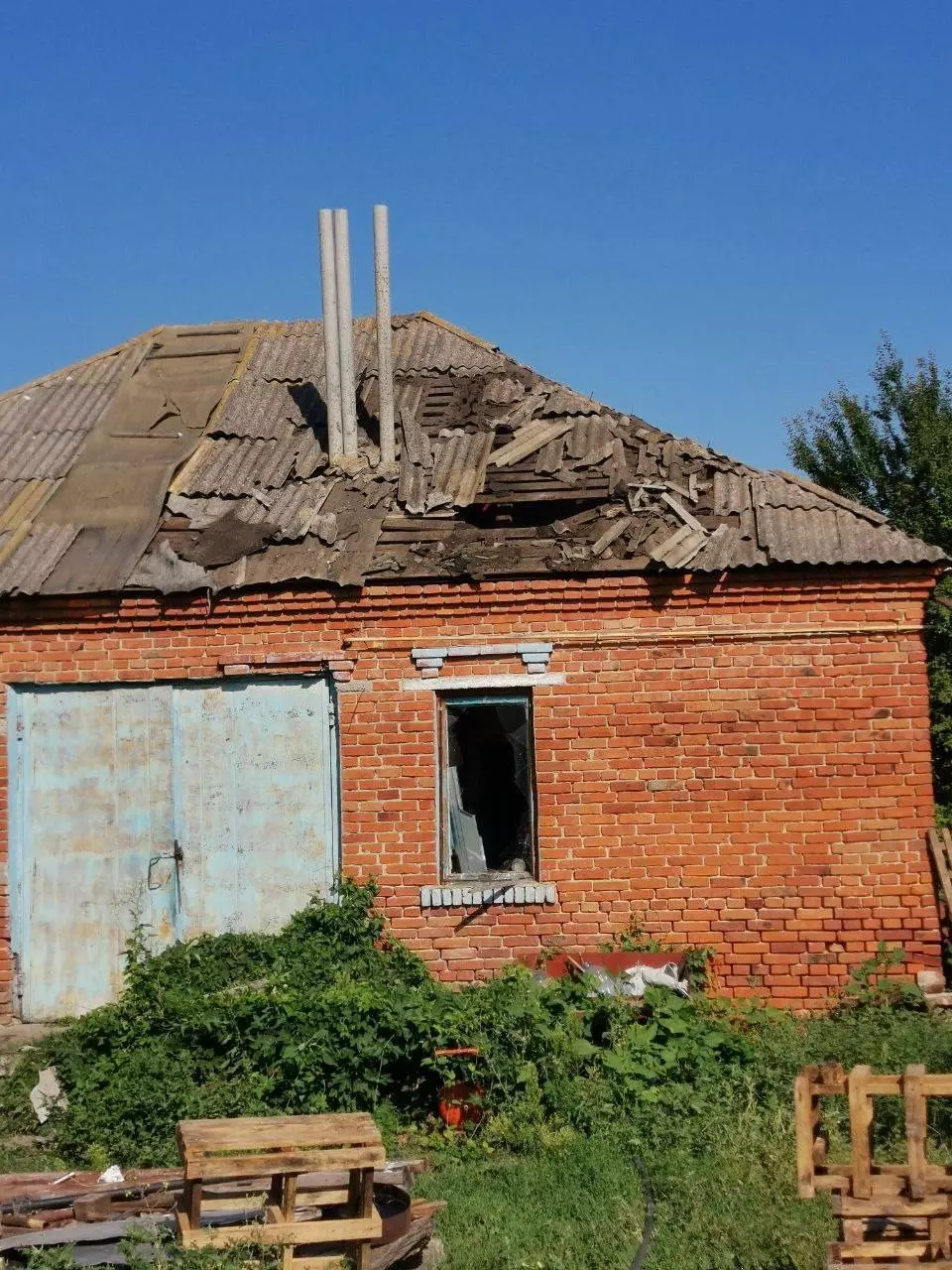 Один дрон взорвался в огороде белгородцев, второй упал на дороге: каковы последствия2