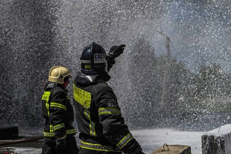 После атаки ВСУ в Белгороде загорелись шины на СТО3