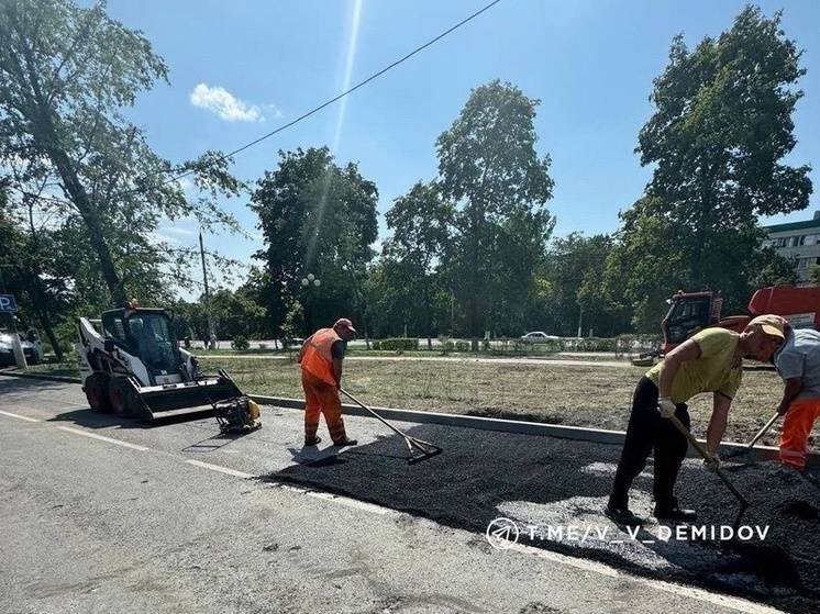 Рабочие восстановили дорожное покрытие после удара ВСУ по Белгороду