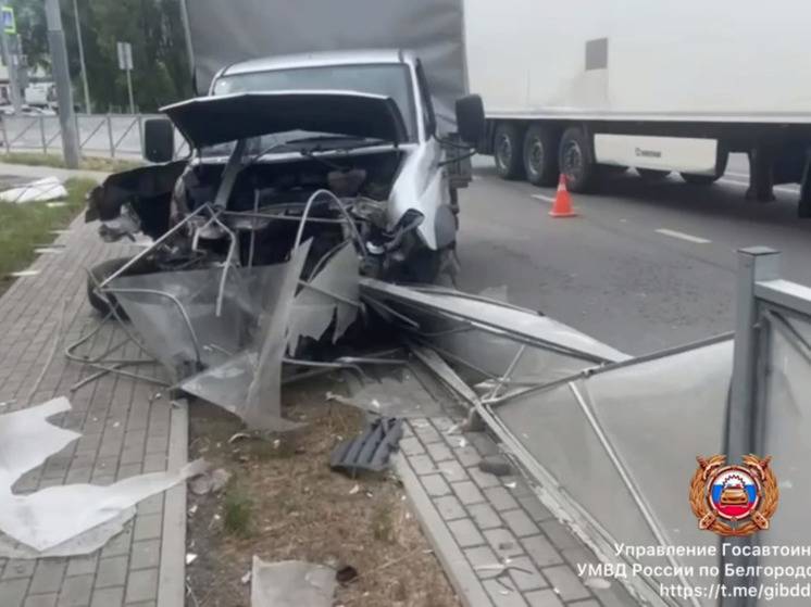 В Белгороде «УАЗ» снес в дорожные знаки и ограждение