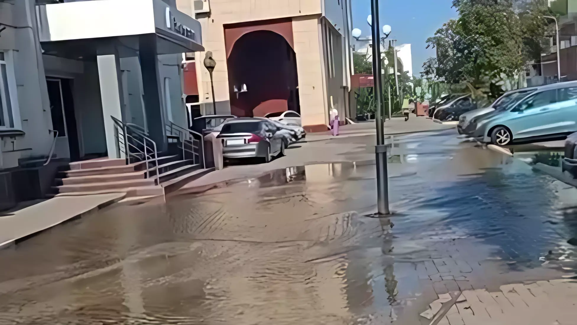 Жители нескольких домов остались без воды после потопа в центре Белгорода0