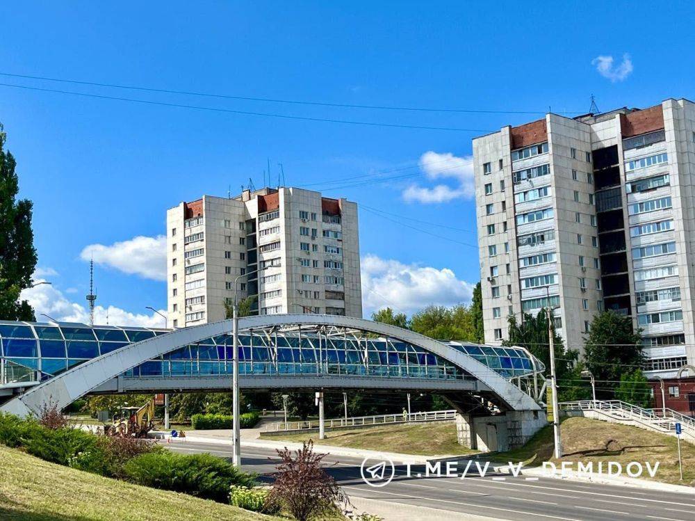 В Белгороде на проспекте Ватутина ремонтируют пешеходный мост к памятнику Князю Владимиру