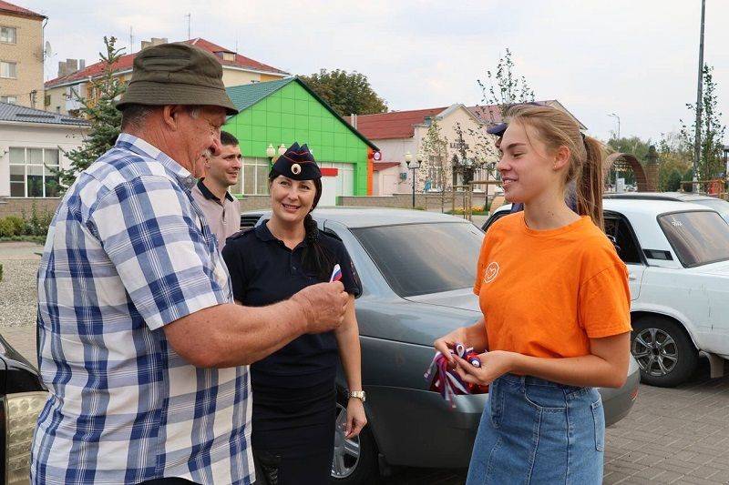 В День Государственного флага белгородские волонтеры дорожной безопасности напомнили водителям о соблюдении правил и вручили им ленточки российского триколора