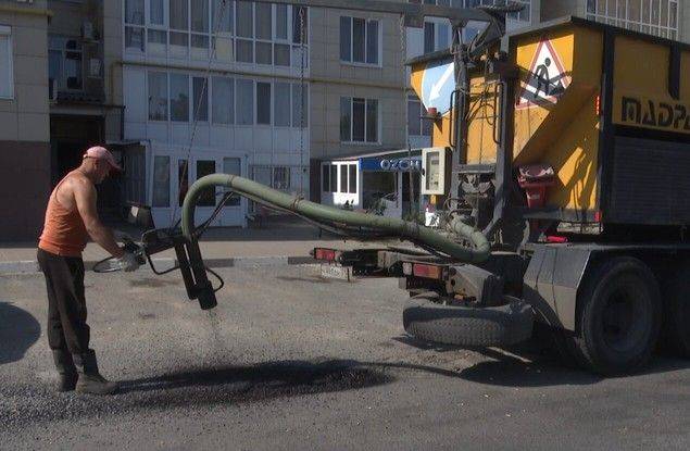 Сотрудники Белгорблагоустройства продолжают приводить городские дороги в порядок