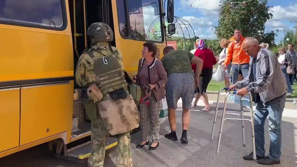 Власти Белгородской области эвакуируют жителей Краснояружского района, сообщает губернатор региона Вячеслав Гладков