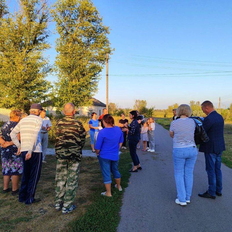 Татьяна Киричкова: Вместе со своим заместителем Александром Петровичем Волощенко и главой администрации городского поселения Александром Анатольевичем Хлапониным встретились с жителями хутора Клиновый