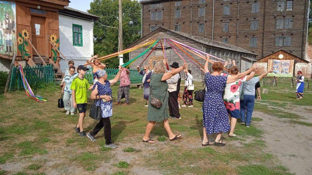 Сегодня глава администрации района Сергей Бикетов в рамках районной акции «Добрые соседи» пообщался с туристической группой из посёлка Пятницкое