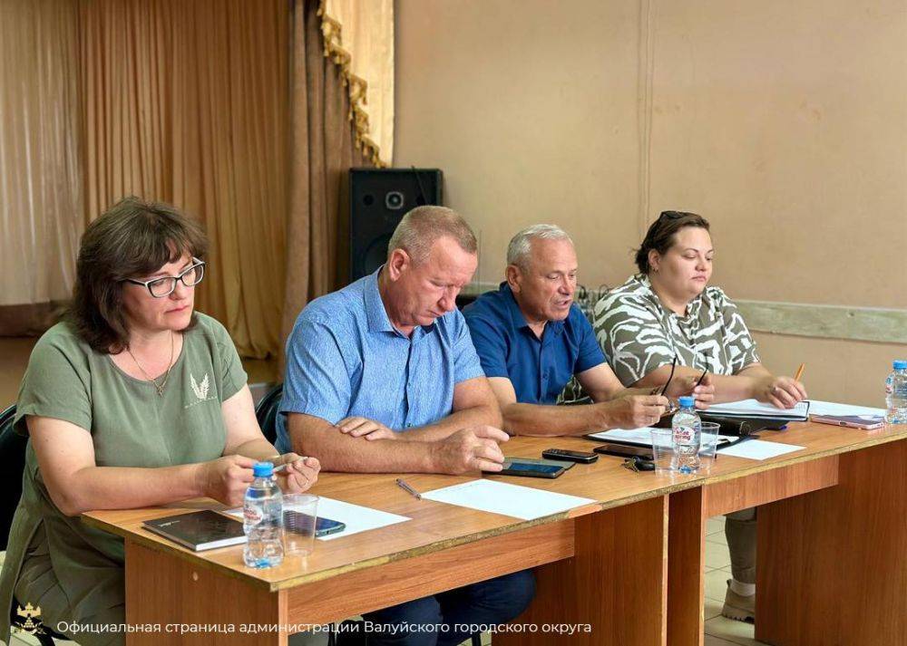 Сегодня первый заместитель главы администрации Валуйского городского округа Алексей Климов и секретарь Совета безопасности Сергей Слесаренко встретились с жителями Мандровской территории