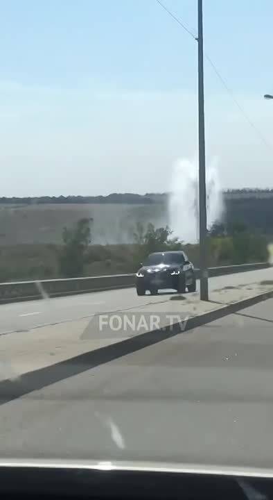 В соцсетях появилось видео, как в юго-западном районе Белгорода из-под земли бьёт фонтан воды