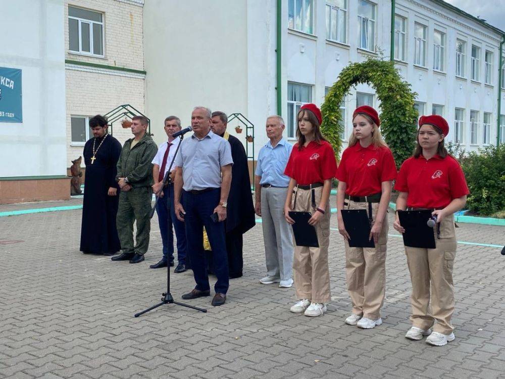 На базе школы № 2 в Валуйках Белгородской области состоялось торжественное открытие мемориала воину-герою