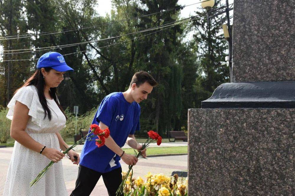 В честь 81-й годовщины разгрома советскими войсками немецко-фашистских войск в Курской битве партийцы возложили цветы к памятнику маршалу Георгию Жукову