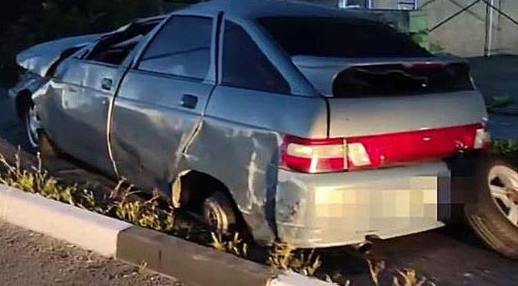 В Старом Осколе авто с пьяным водителем врезалось в бордюр и опрокинулось