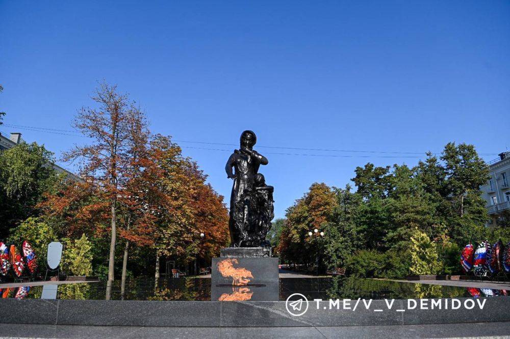 В Белгороде возложили цветы к Вечному огню на Соборной площади и стеле «Город воинской славы»