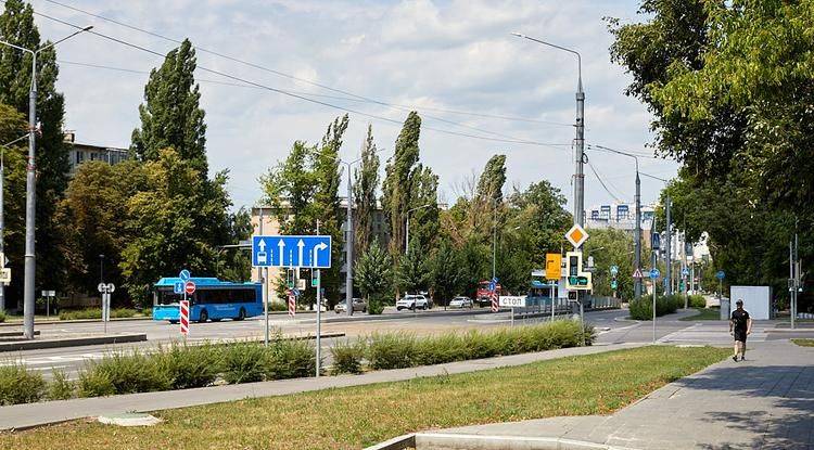 В Белгороде закупили материалы для восстановления обстрелянных остановок