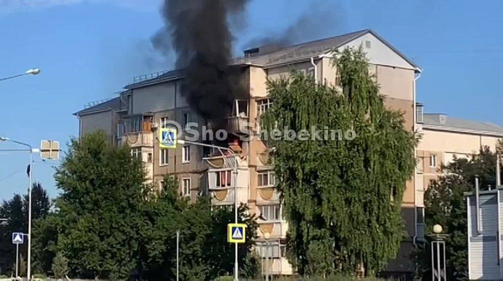 Четыре человека пострадали при атаке дронов на Шебекино — в одном из домов загорелись две квартиры, сейчас огонь потушен, сообщил губернатор Белгородской области Вячеслав Гладков