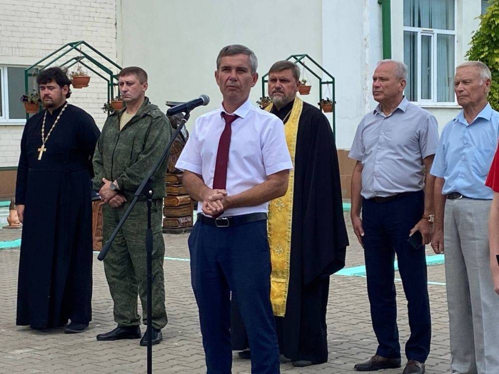 На базе школы № 2 в Валуйках Белгородской области состоялось торжественное открытие мемориала воину-герою