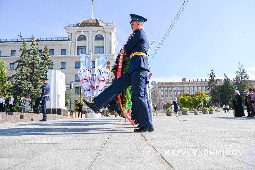 В Белгороде возложили цветы к Вечному огню на Соборной площади и стеле «Город воинской славы»