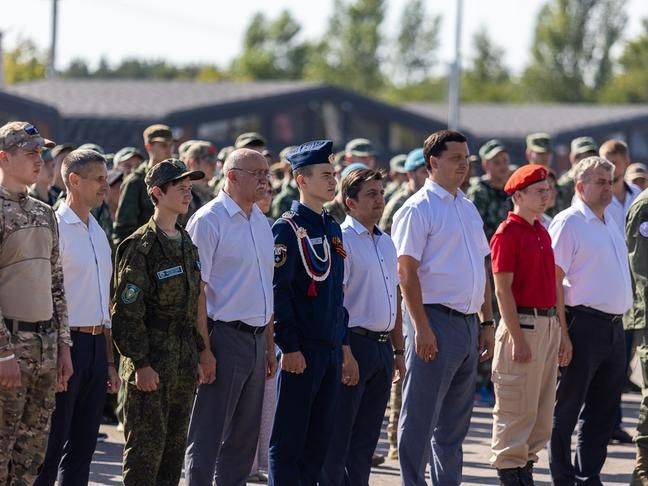 18 командам военно-патриотических сборов «Армата» вручили комплекты для лазертага