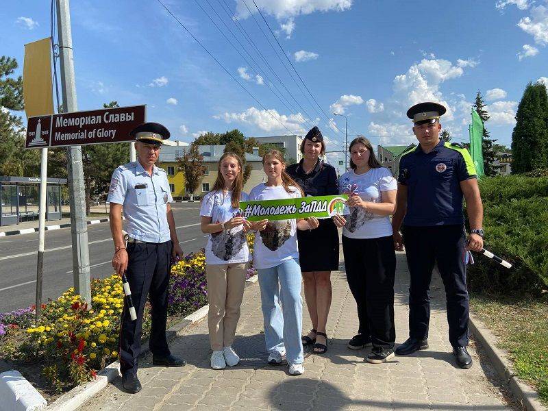 Молодые активисты призывают белгородских водителей снижать скорость перед пешеходными переходами