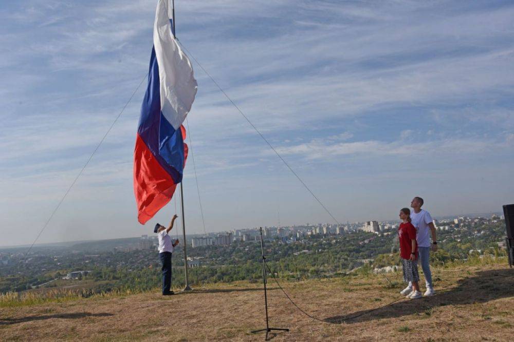 В Белгороде на Меловой горе торжественно подняли российский триколор в честь Дня Государственного флага