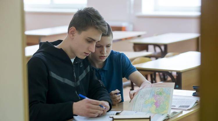 В белгородских школах детям разрешат пользоваться телефоном только при опасности