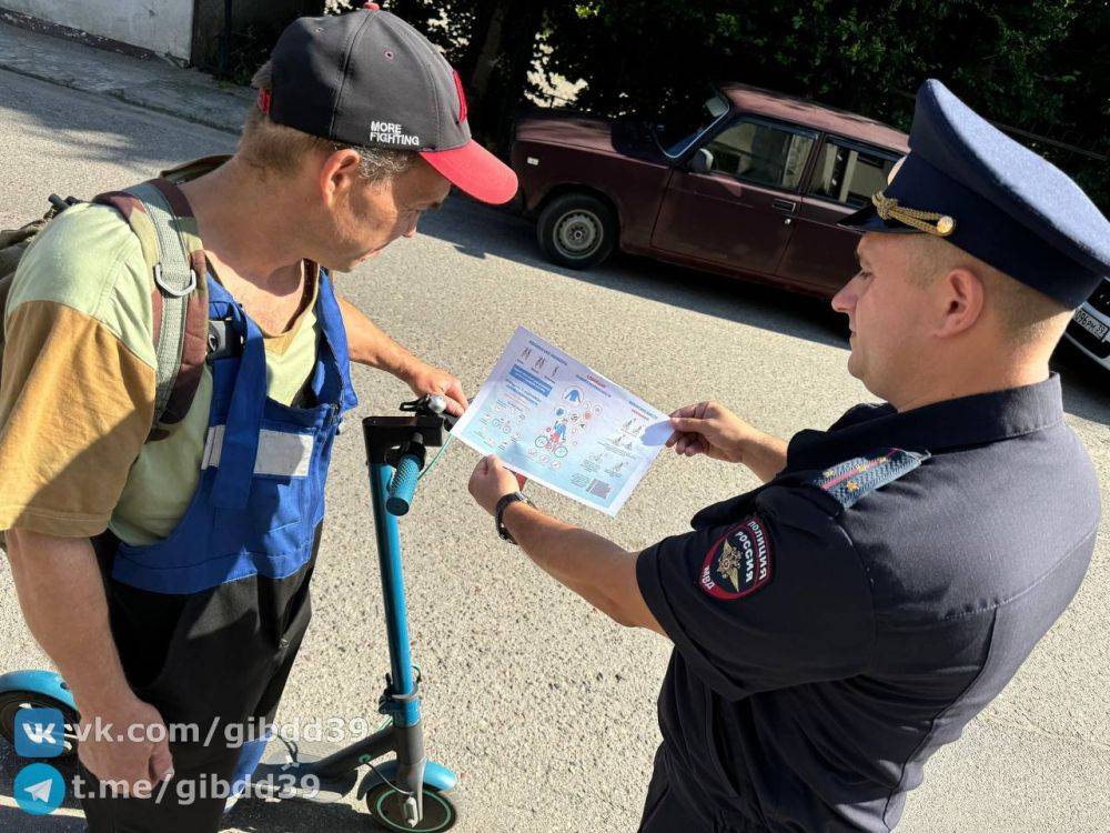 Врио начальника ОГИБДД МО МВД России «Гвардейский» провёл профилактическую беседу с водителями велосипедов и электросамокатов.