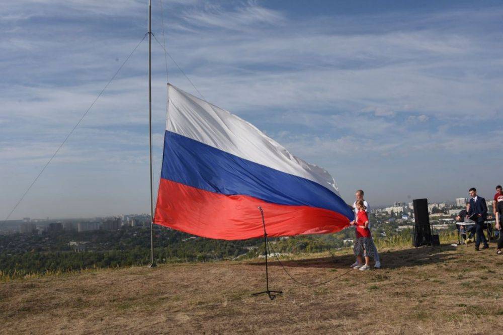 В Белгороде на Меловой горе торжественно подняли российский триколор в честь Дня Государственного флага