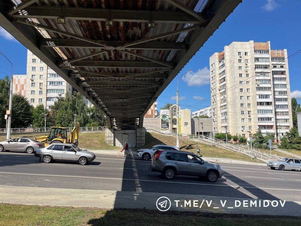 В Белгороде на проспекте Ватутина ремонтируют пешеходный мост к памятнику Князю Владимиру