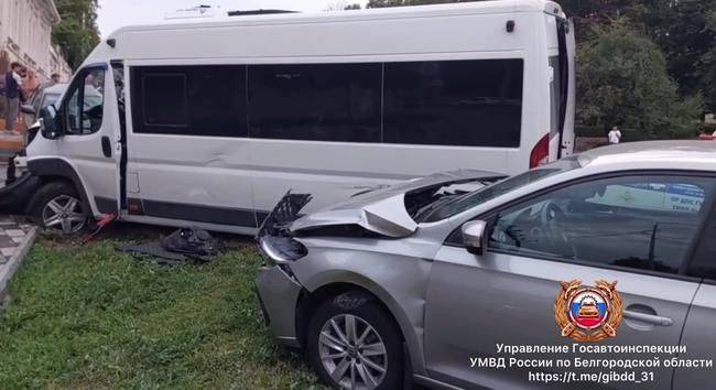 В Старом Осколе в аварии с маршруткой и 2 авто пострадали 7 человек, в том числе ребёнок