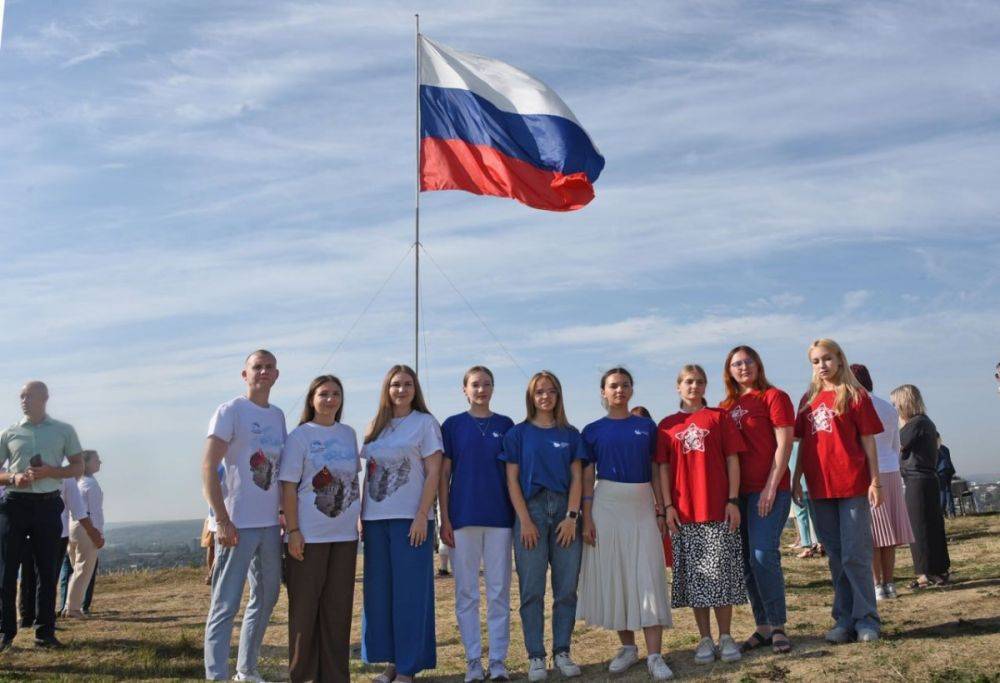 В Белгороде на Меловой горе торжественно подняли российский триколор в честь Дня Государственного флага