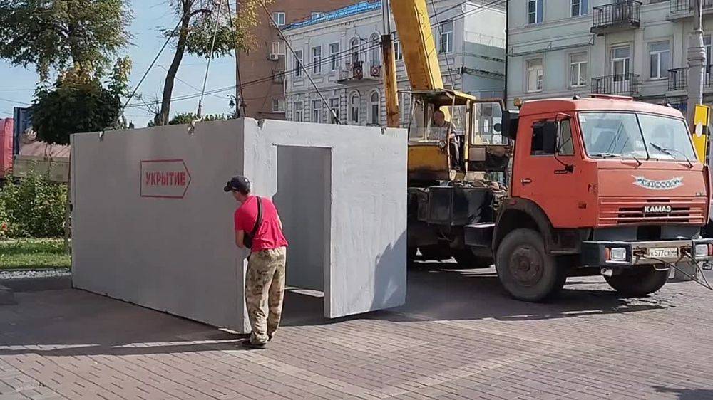 В Курске установлены первые бетонные укрытия от бомбежек — точно такие же ранее ставили в Белгородской области