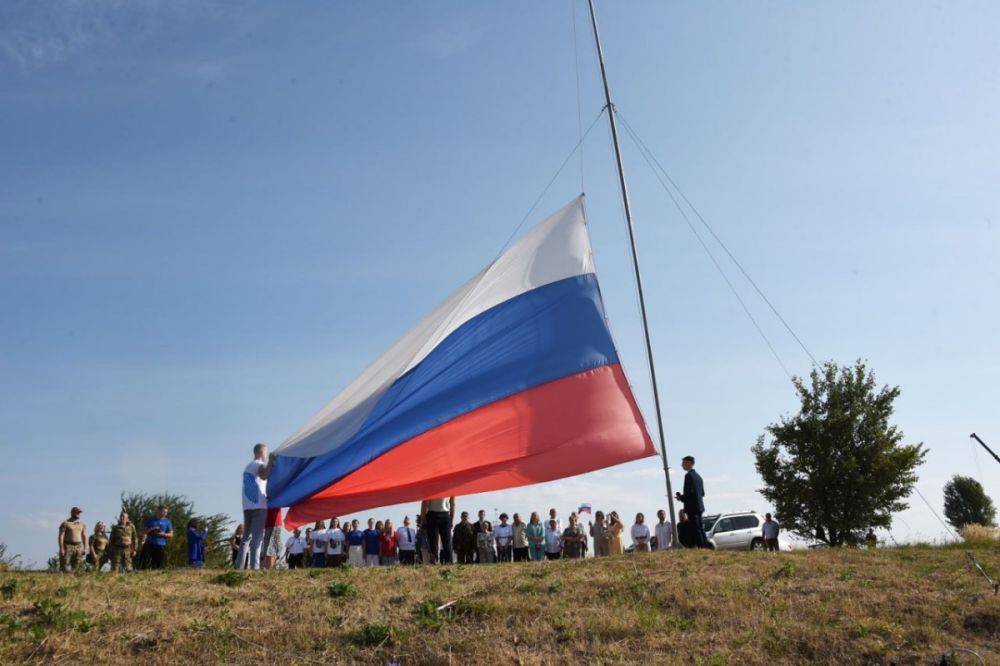 В Белгороде на Меловой горе торжественно подняли российский триколор в честь Дня Государственного флага