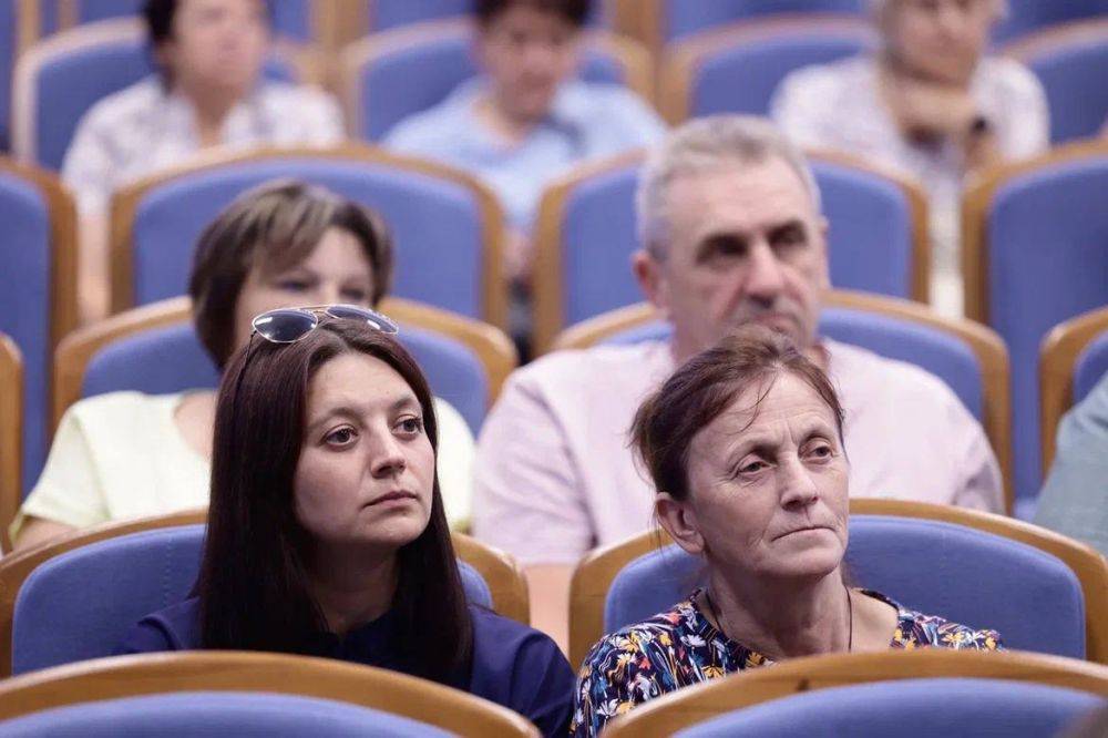 Вячеслав Гладков: Провел встречу с жителями трех приграничных сел: Демидовки, Поповки и Прилесья Краснояружского района. 